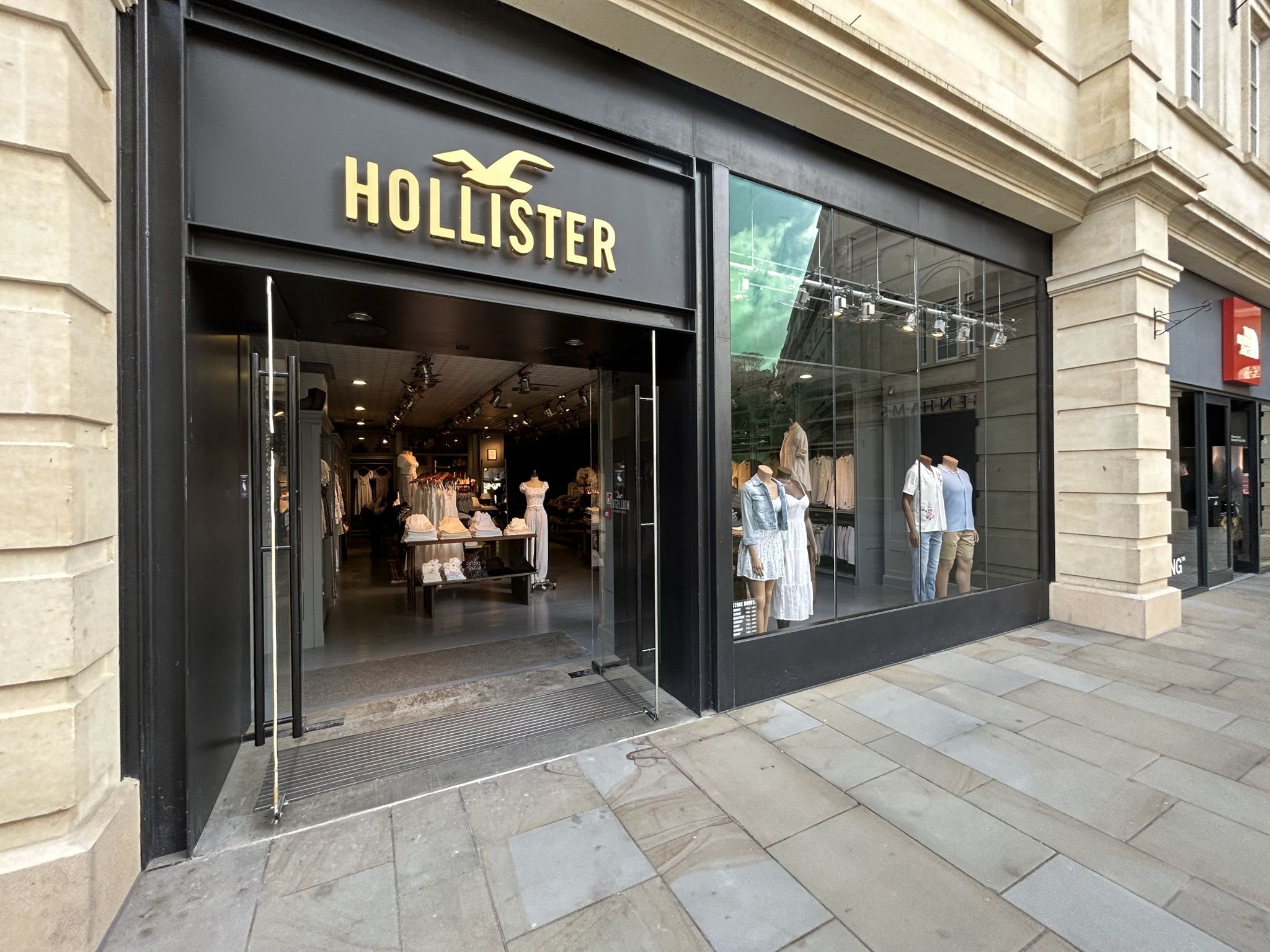 Hollister Movie Theaters: Full Listings Inside