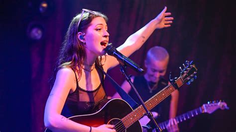 Lizzy Mcalpine: Learn About Her Life And Music Career