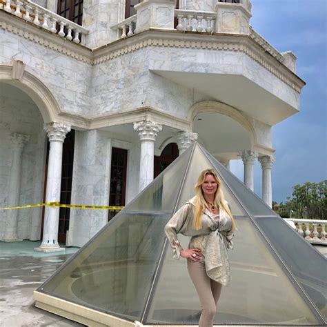 Status Of Queen Of Versailles House At Layla Warner Blog